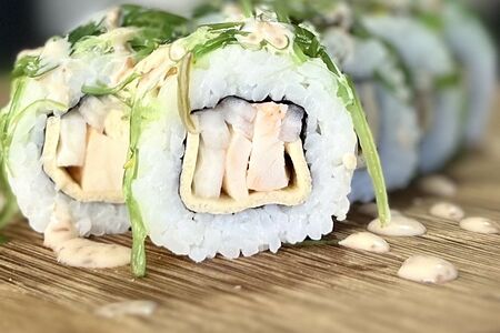 Ролл с чукой и курицей