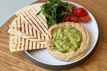 Хумус с хрустящей тортильей