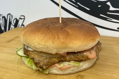 Бургер со свиным стейком