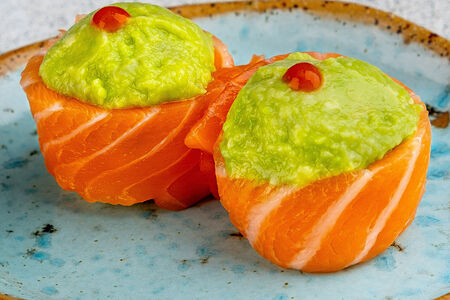 Гункан в лососе с авокадо