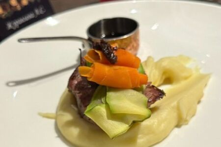 Медальоны из говядины с картофельным пюре и соусом Примитиво