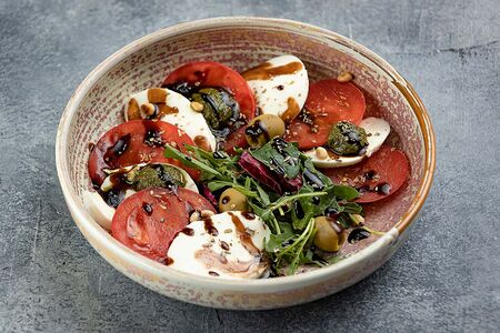 Моцарелла с томатами