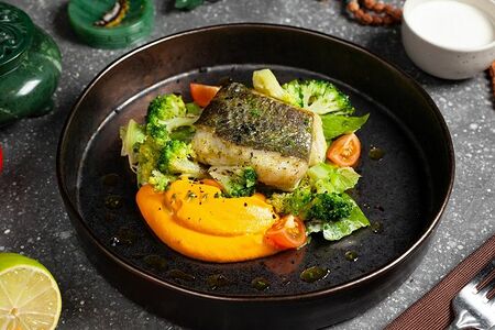 Палтус с брокколи в морковном пюре том ям