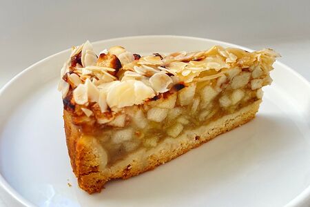 Яблочный пирог с миндальными лепестками 