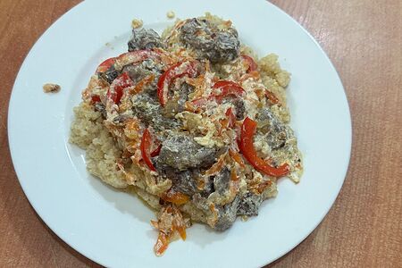 Пшеничная каша с говяжьей подливкой в сливочном соусе