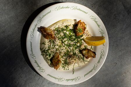 Хумус с жареными артишоками фри и миндалем