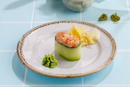 Острые суши с тунцом