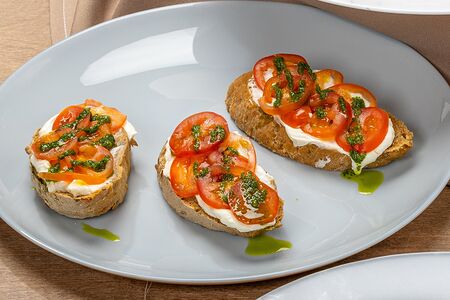 Брускетты с томатами и песто