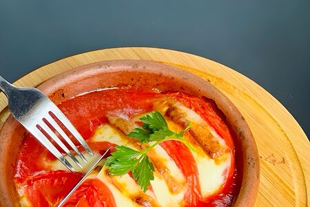 Сыр Сулугуни со свежими томатами на кеци