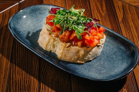 Брускетты с лососем