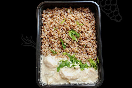 Гречневая крупа с бефстроганов из куриной грудки