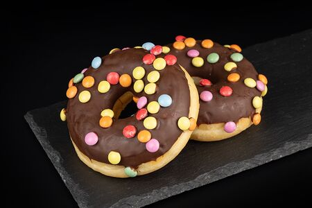 Донат в шоколадной глазури с драже