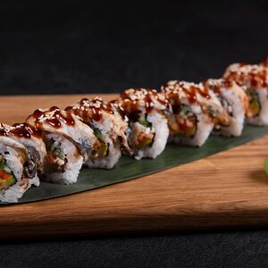 Ролл Дракон с крабом и угрем