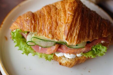 Круассан с тунцом и творожным сыром