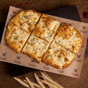 Пицца с моцареллой, пармезаном, горгонзолой