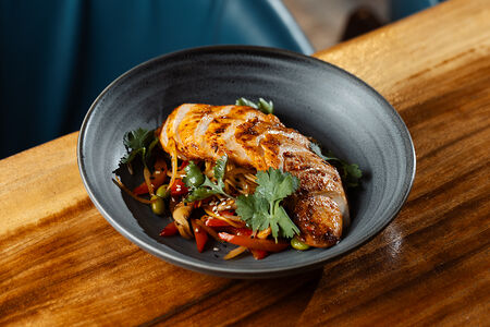 Вок с курицей и овощами