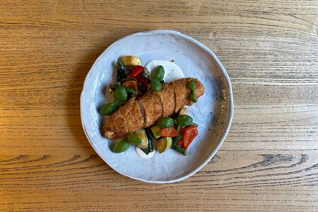 Куриное филе кордон блю с соте из овощей со сливочным соусом розмарин