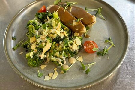 Куриное филе с брокколи и ореховым соусом