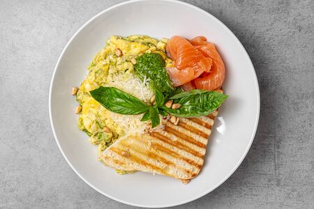 Скрэмбл песто на чиабатте