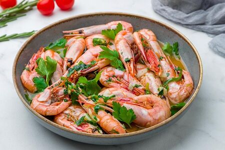 Магаданские креветки, томленные в пиве с травами и чили