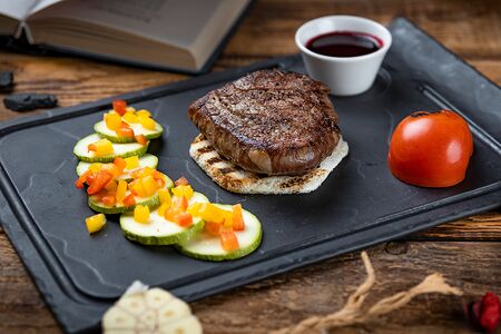 Медальоны из вырезки молодого бычка