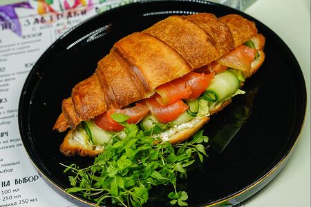 Круассан с форелью