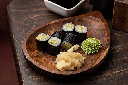 Ролл с авокадо