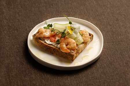 Брускетта с креветками 