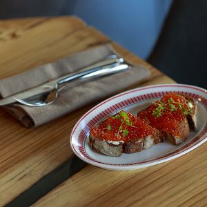 Бутерброд с красной слабосоленой икрой