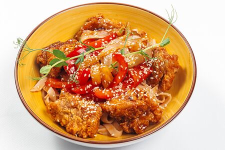 Курица в кисло-сладком соусе с лапшой удон