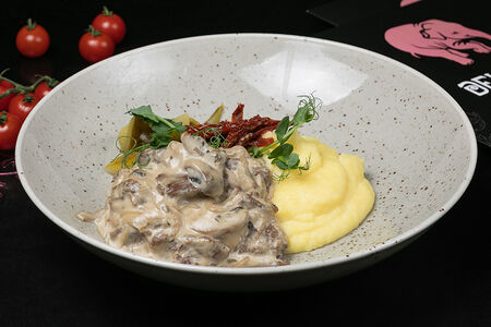 Бефстроганов с картофельным пюре