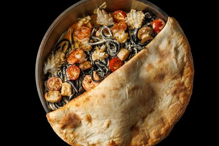 Черные спагетти Нерри с морепродуктами