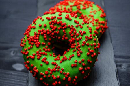 Донат с лимонной и малиновой начинкой