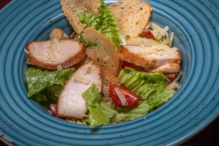 Салат Цезарь с курой
