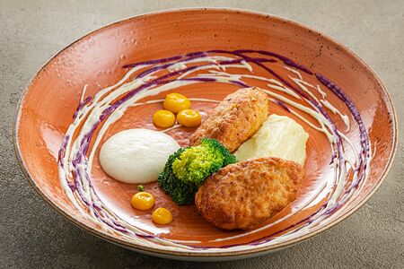 Котлеты из кролика с брокколи на пару, картофельным пюре и кремом из цветной капусты