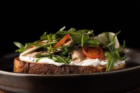 Брускетта с печенью трески, грушей и мягким сыром