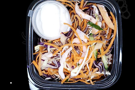 Салат витаминный с копченой курицей и майонезом