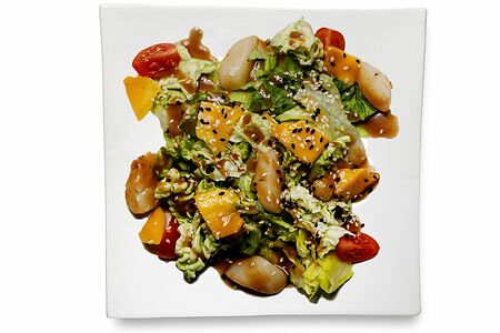 Салат с гребешком и манго