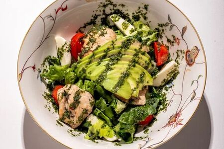 Салат с цыпленком, авокадо и соусом песто