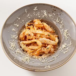 Фетучини с тигровыми креветками и вялеными томатами