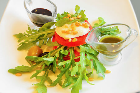 Мильфей из сыра моцарелла, томатов с соусом песто