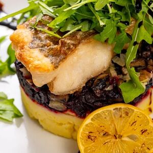 Филе судака с конфитюром из свеклы, картофельным пюре, жареными грибами и рукколой с бальзамиком