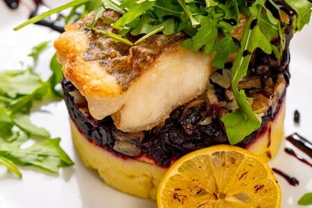 Филе судака с конфитюром из свеклы, картофельным пюре, жареными грибами и рукколой с бальзамиком