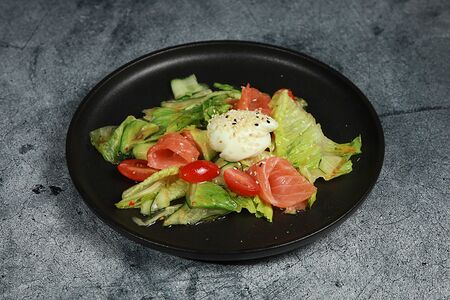 Салат с лососем и яйцом пашот