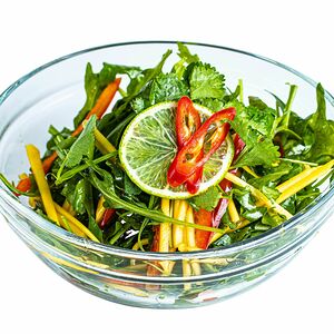 Азиатский салат с рукколой и манго