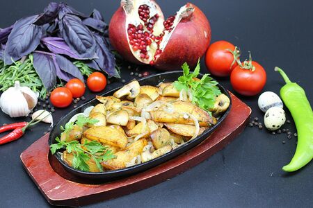 Жареный картофель с грибами