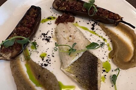 Сибас с баклажанами и фисташками