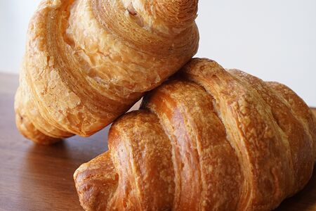 Круассан с клубничным джемом