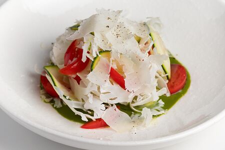 Салат из цветной капусты с кабачками и соусом из зеленых томатов