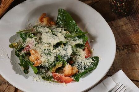 Салат с креветками и руколой